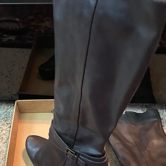 Brown High 4 1/2 Heel Boots. - Picture 3 of 9